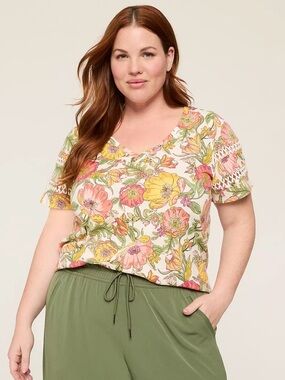Lane Bryant Floral V-Neck Short Sleeve Tee in Cream, Pink & Yellow